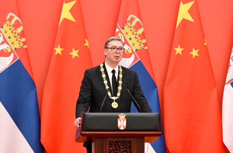 从白宫矮凳到北京红毯：礼遇反差见外交初心

一席矮凳尽显霸权傲慢，一袭红毯彰显大
