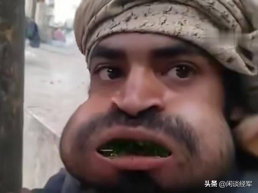 胡塞武装果然值得尊重，为了抵抗饥饿和疲劳，一个胡塞的士兵在嘴里塞满了恰特草，一直