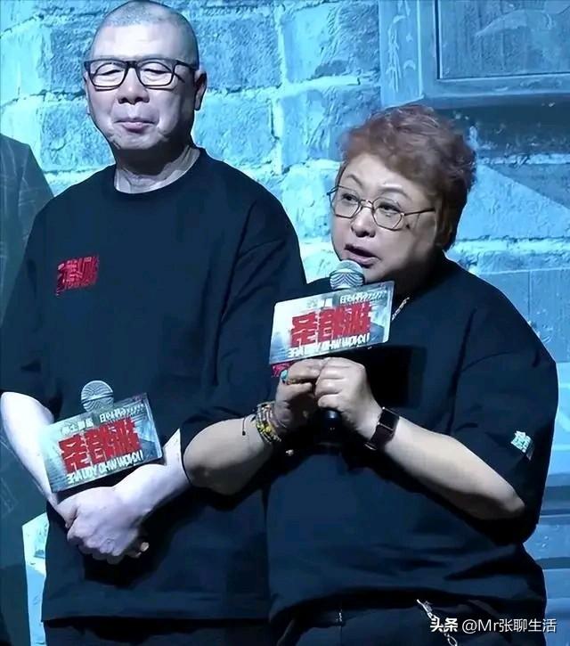 韩红这次真的演砸啦！
其实，这些明星歌手们，
一言一行都是表演给普通老百姓看的。