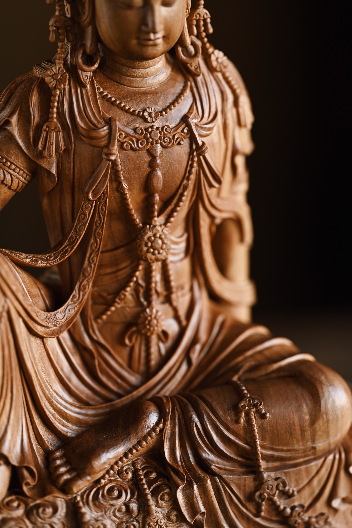 老山檀 | 自在观音整料雕刻，料色清雅，观音开脸柔美传神，自在而坐，气韵清逸脱俗