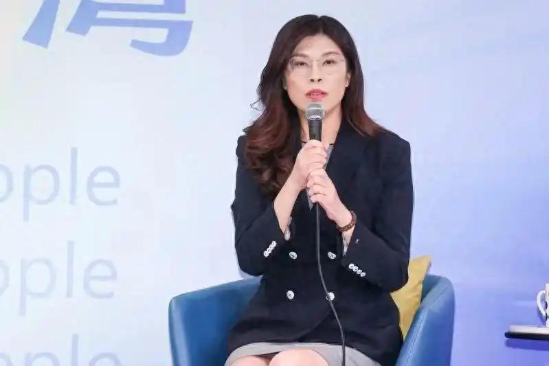 竹北市长蓝白合正式破局，黄国昌召开记者会公开批评郑丽文失信 。
面对外界质疑，郑