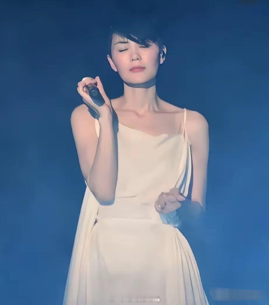 42岁的王菲和24岁的瑞恩（图1），看来王菲从众多粉丝中独选瑞恩做他的摄影师是有