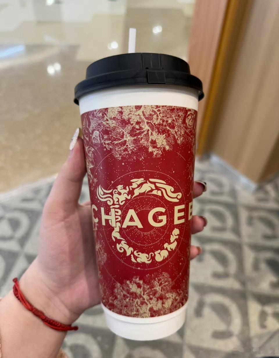 霸王茶姬大跌天呐，幸亏我不太喜欢喝霸王茶姬，感觉它的茶味太重了 