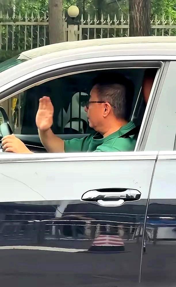邵峰开百万奥迪Q8被拍，网友炸了。
大家一回头，那个荧幕上憨厚朴实的范伟，就开上