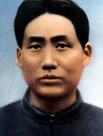 1927年，毛泽东被捕后，在押去处死路上，突然对一名团丁说：“老哥，我腿疼，伤筋