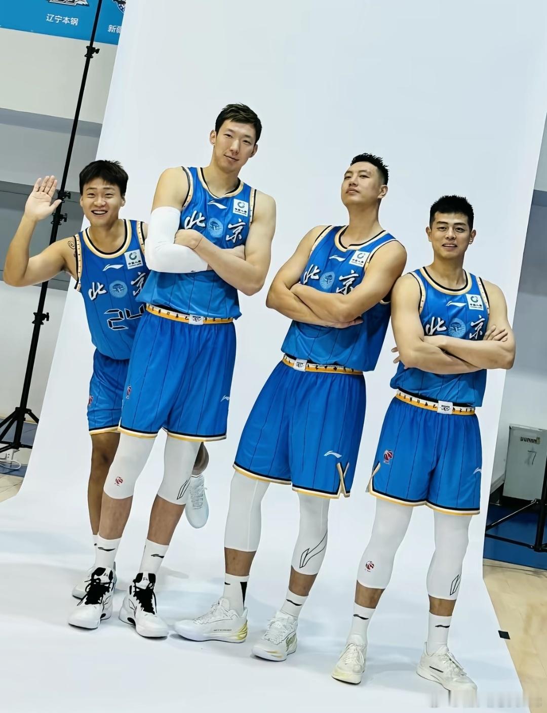 周琦社媒晒照：赵睿表情好评。