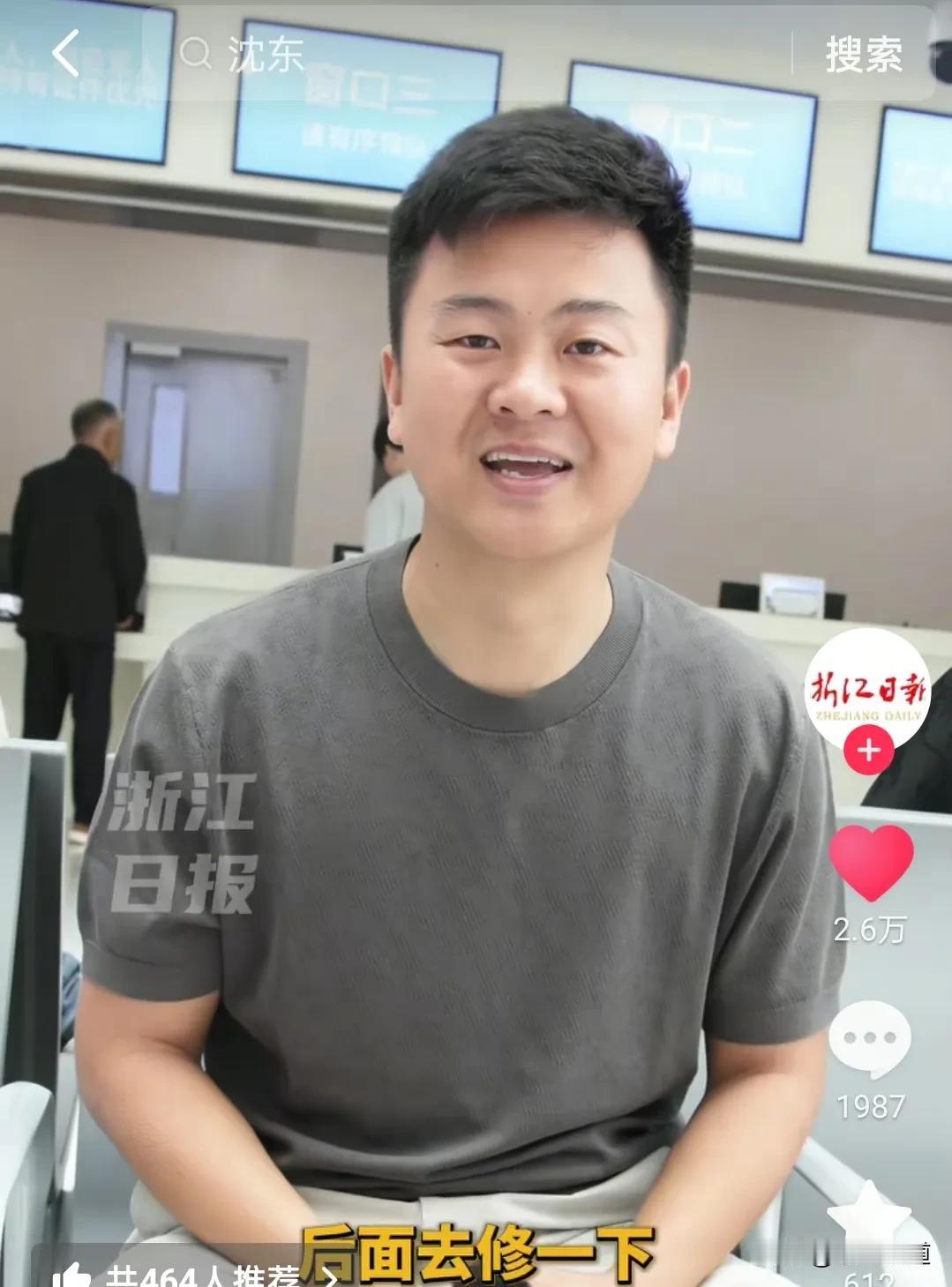 2022年，他徒手接住了从楼上掉下来的小女孩。
2026年，浙江温州洞头海边，他