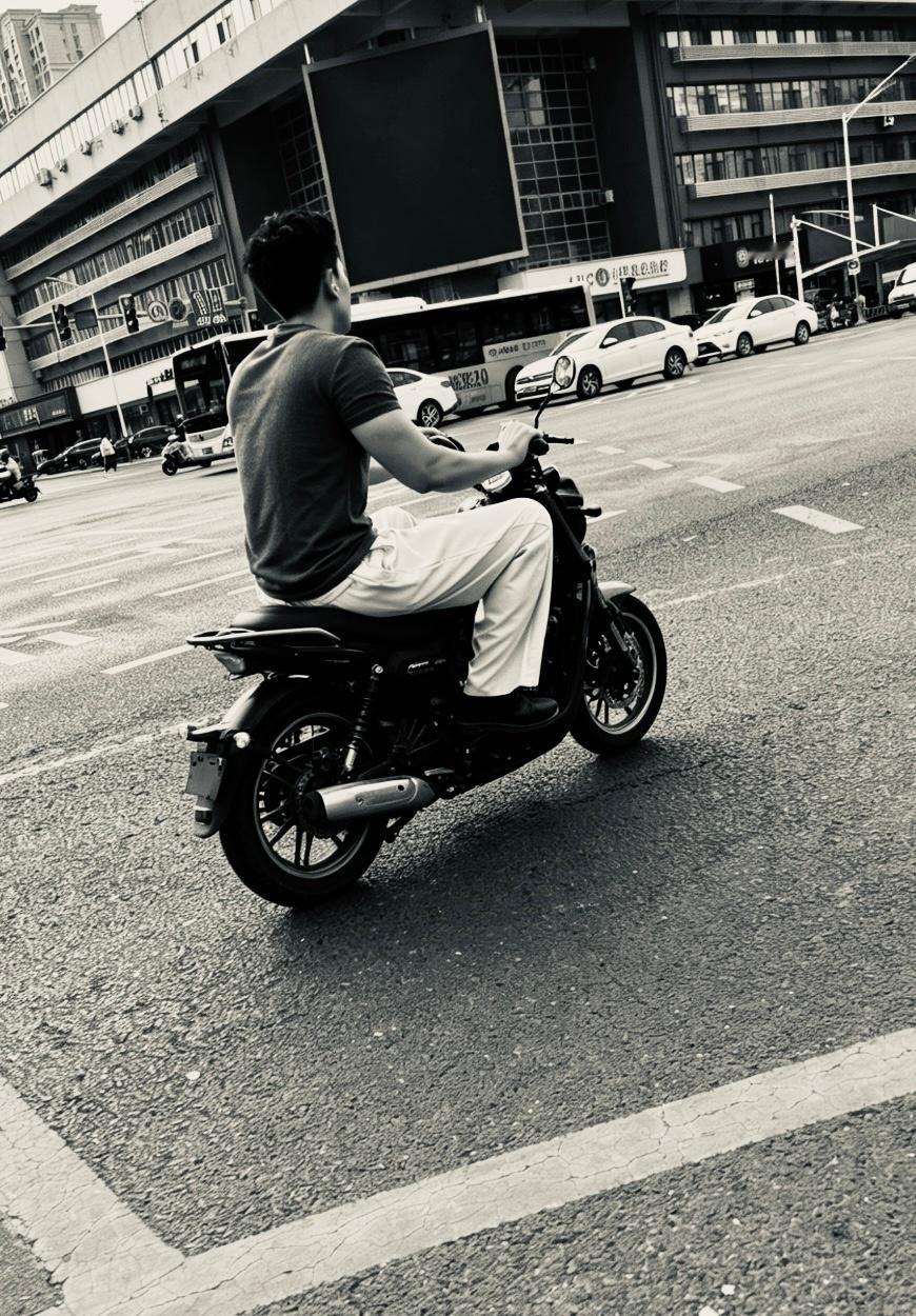 晚上八点多，我下楼吃了一碗馄饨，一小盘土豆丝，一小盘花菜，骚眉耷拉眼又去骑车了。