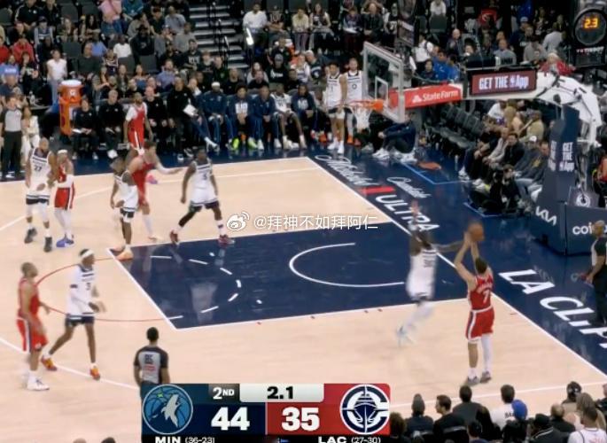 NBA常规赛，快船对阵森林狼。两支球队在第二节进攻状态糟糕，外线更是连续打铁，直