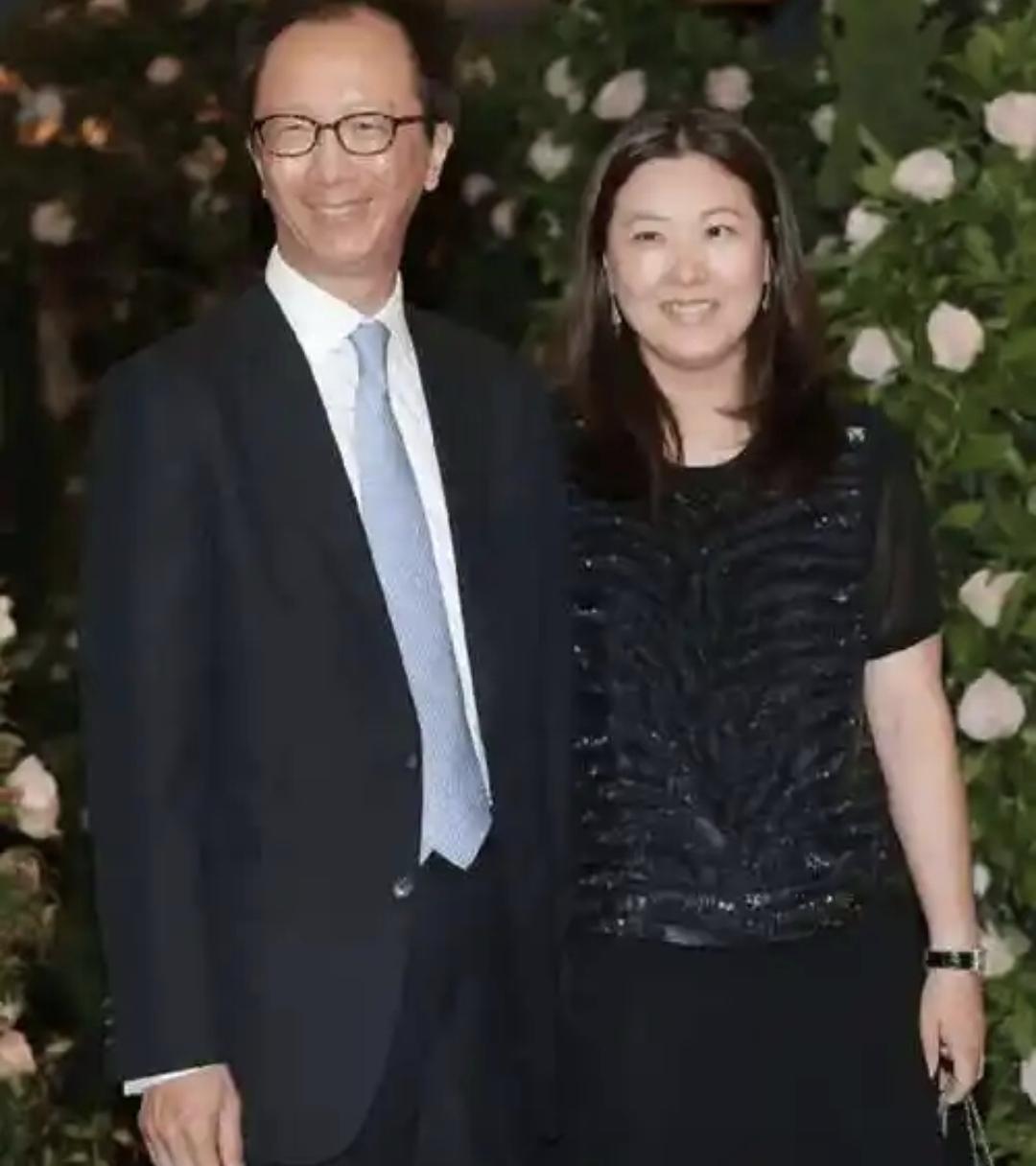 73岁的梁锦松扶着拐杖，全网都在心疼47岁的伏明霞。这根本不是悲剧，这是她赢下的