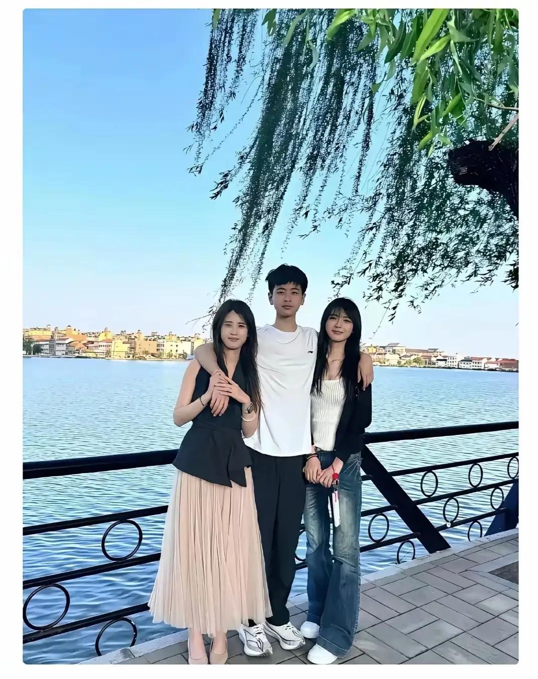 以你的眼力见，你能看出左边和右边谁是他女朋友，谁是他妹妹吗？