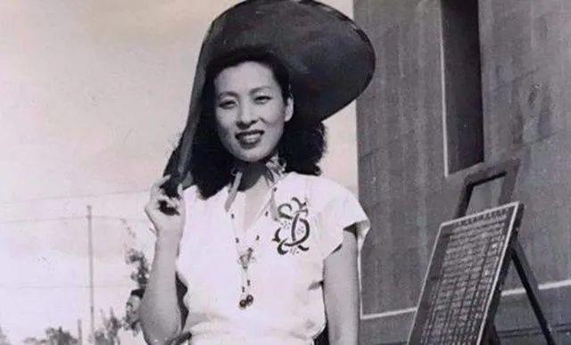 1936年，一对男女“翻云覆雨”之后，男人伸出手抚摸着女人高耸的胸脯，随后贴在耳