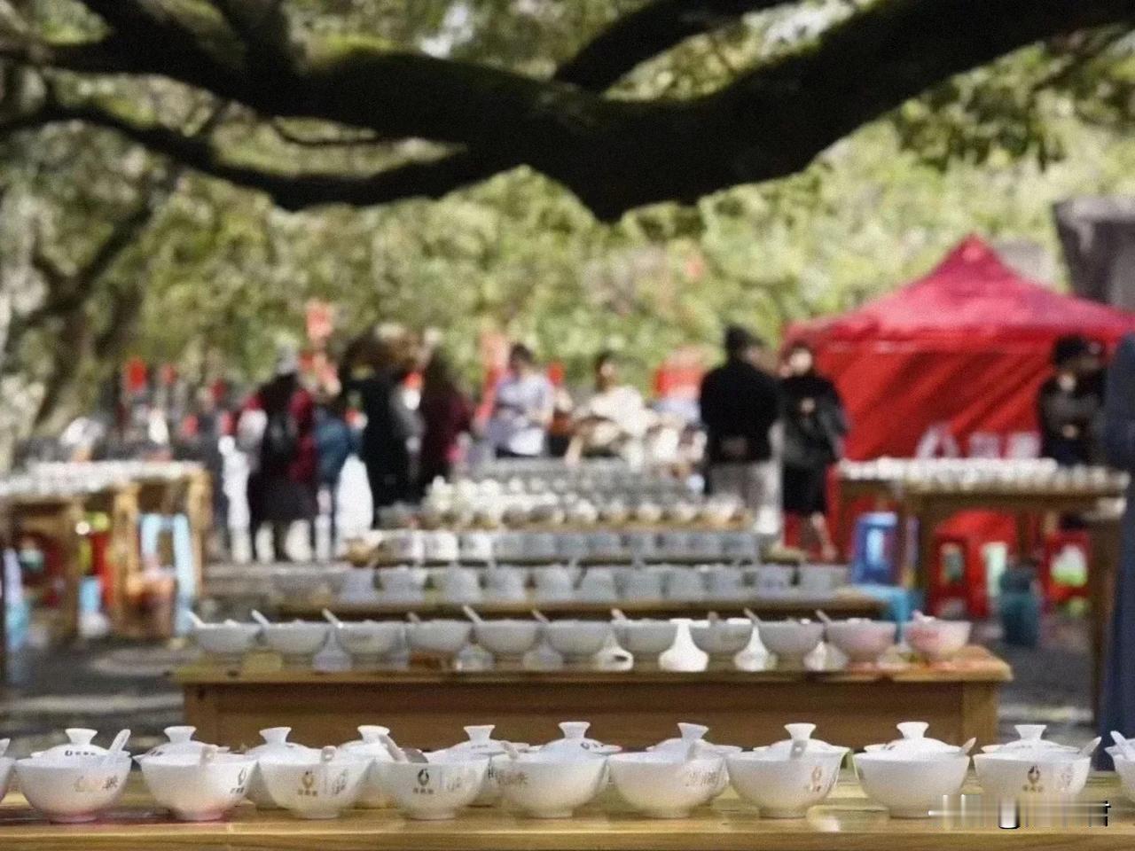 斗茶古来有之，今天的斗茶更是各地都是，从武夷山、云南到各产区政府，规模大的，小的