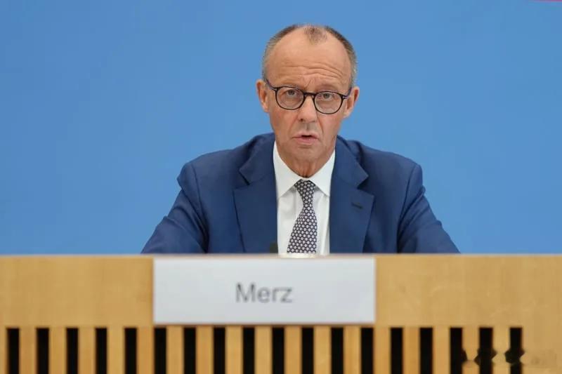 德国总理称必要时欧盟将对美加关税德国总理默茨当地时间19日对联邦内阁通报了与英法