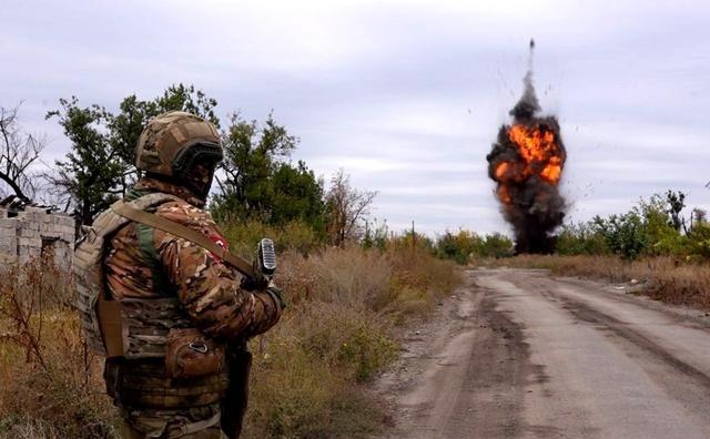 俄罗斯终于打下了红军城，这相当于把一盆凉水泼在了美西方的头顶上，这盆凉水也浇醒了