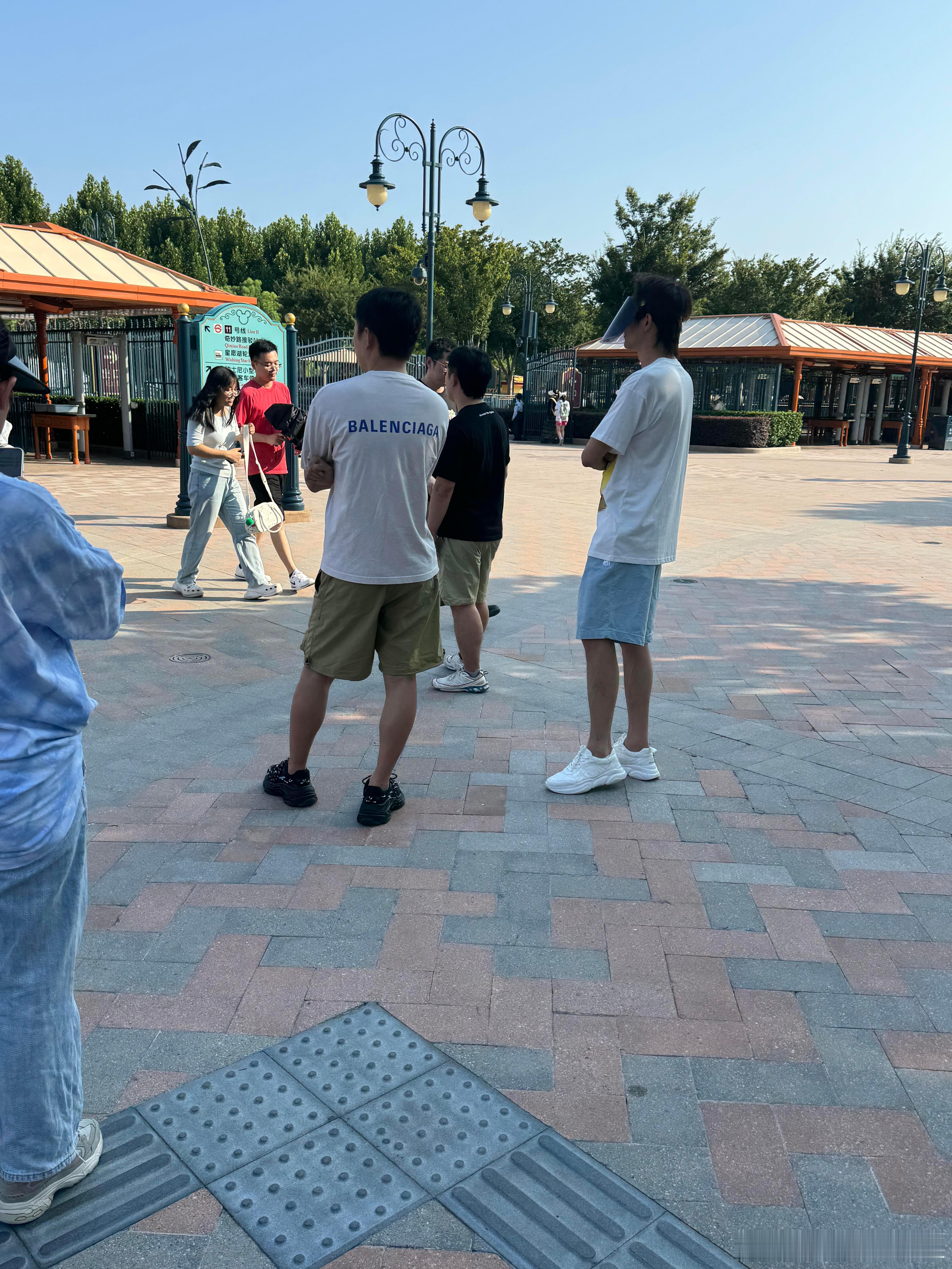 #上海迪士尼偶遇林更新##迪士尼偶遇林更新# 昨日，有网友在上海迪士尼偶遇林更新