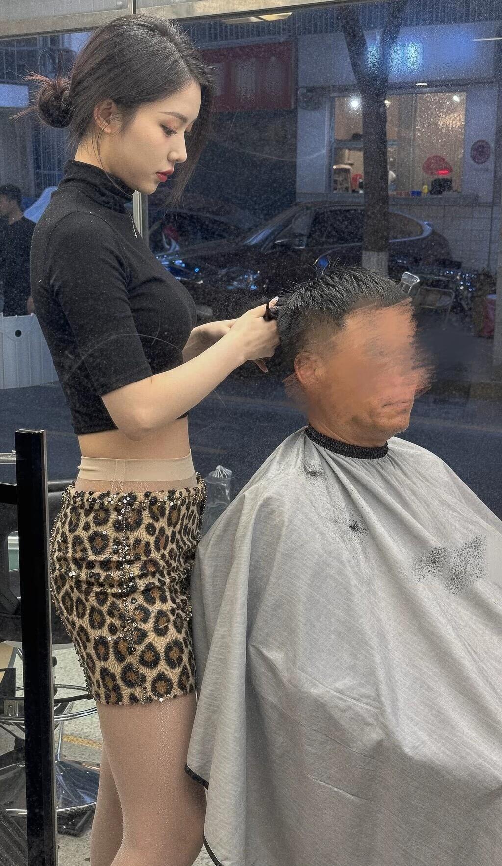- "剪个头15块，看小姐姐免费[爱慕][爱慕][爱慕]"

- "老婆问：怎么