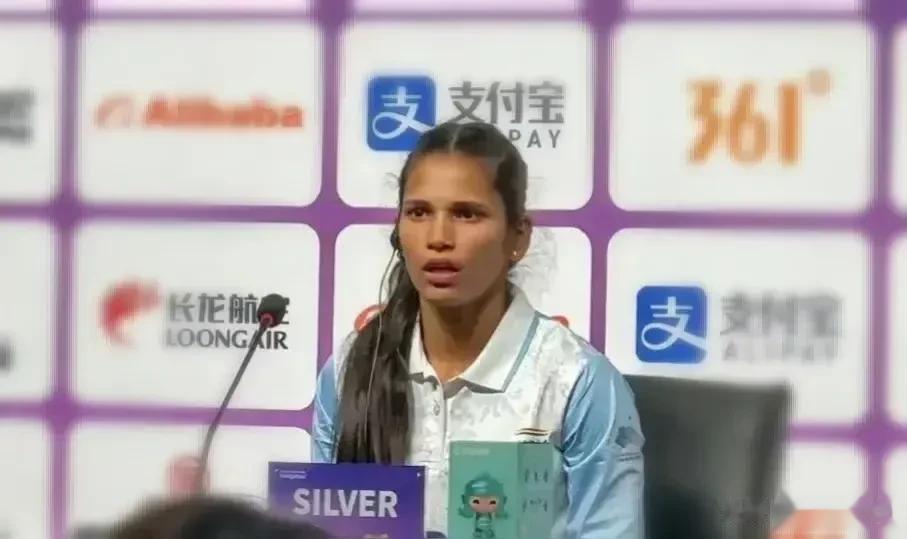 亚运会一幕——为印度100米栏选手亚拉吉点赞:
女子100米栏决赛中出现吴艳妮和