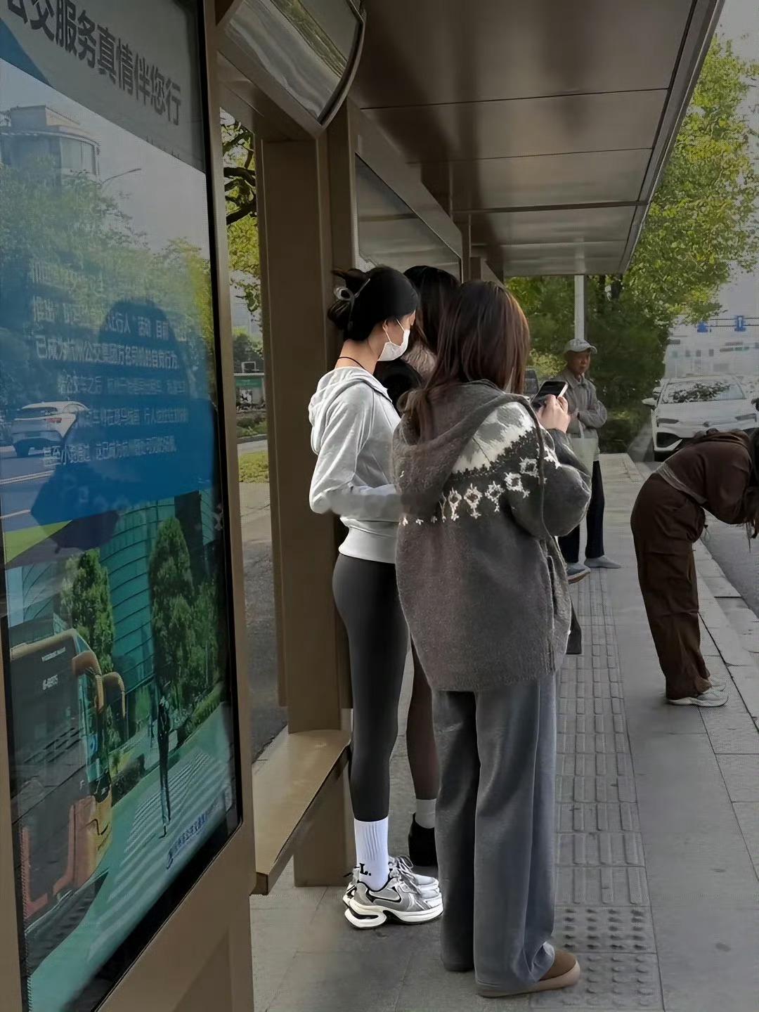 感觉瑜伽裤外穿都女孩有点………好看[挤眼]  