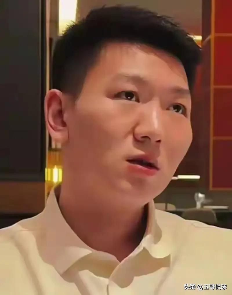 新疆男篮新赛季上任的总经理王忠仁，能力平庸，管理水平欠佳，当前的新疆男篮成绩是近