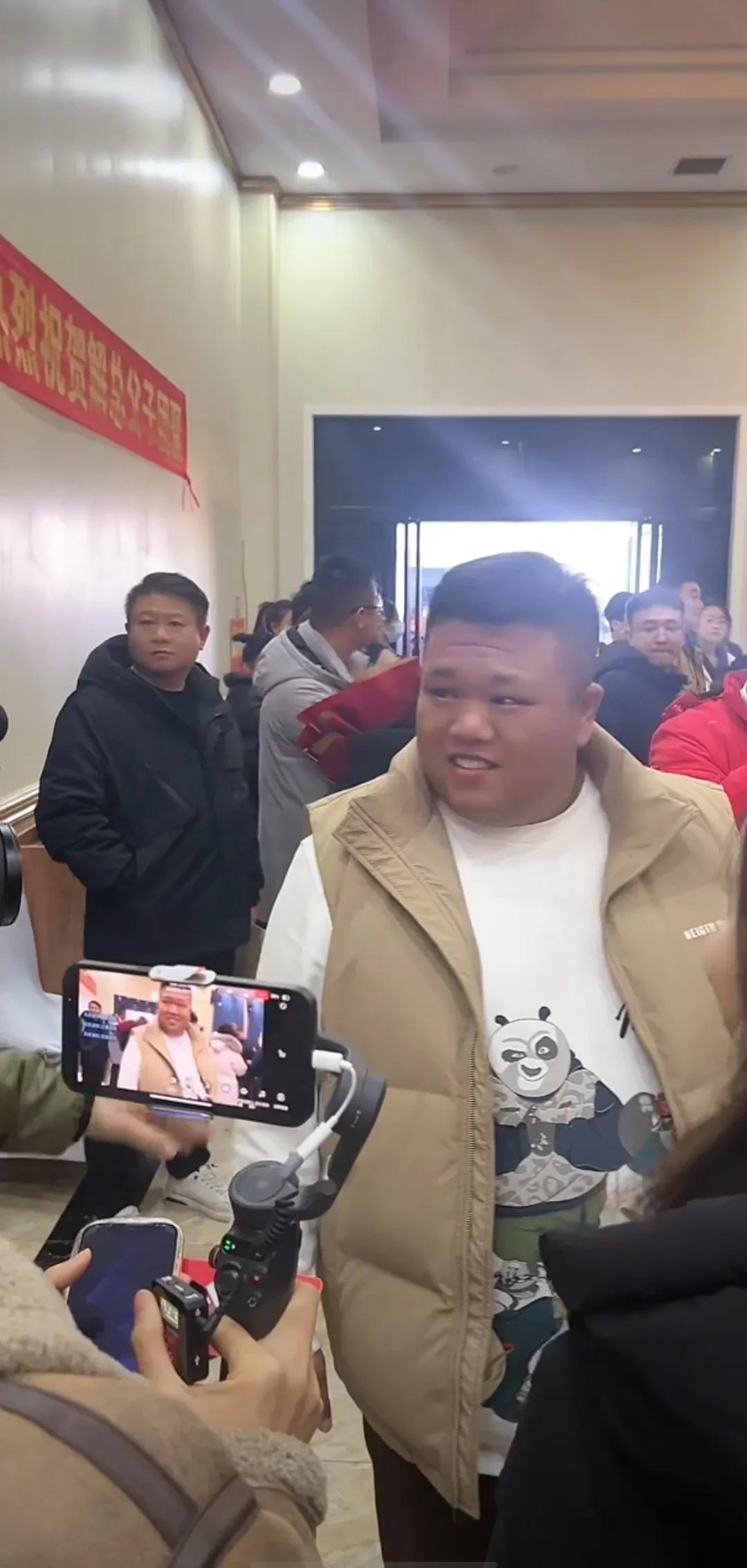 解清帅的哥哥太低调了。
社交账号除分享老婆孩子就是工作。
现在账号分享回家后的弟