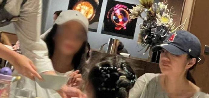 安以轩带娃聚餐安以轩带娃聚餐，感觉她好憔悴... 安以轩素颜近况 ​ ​​​