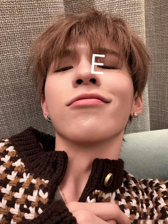 何浩楠新歌热血当歌 太惊喜了！何浩楠《热血当歌》气场全开，旋律激昂振奋，歌声坚定