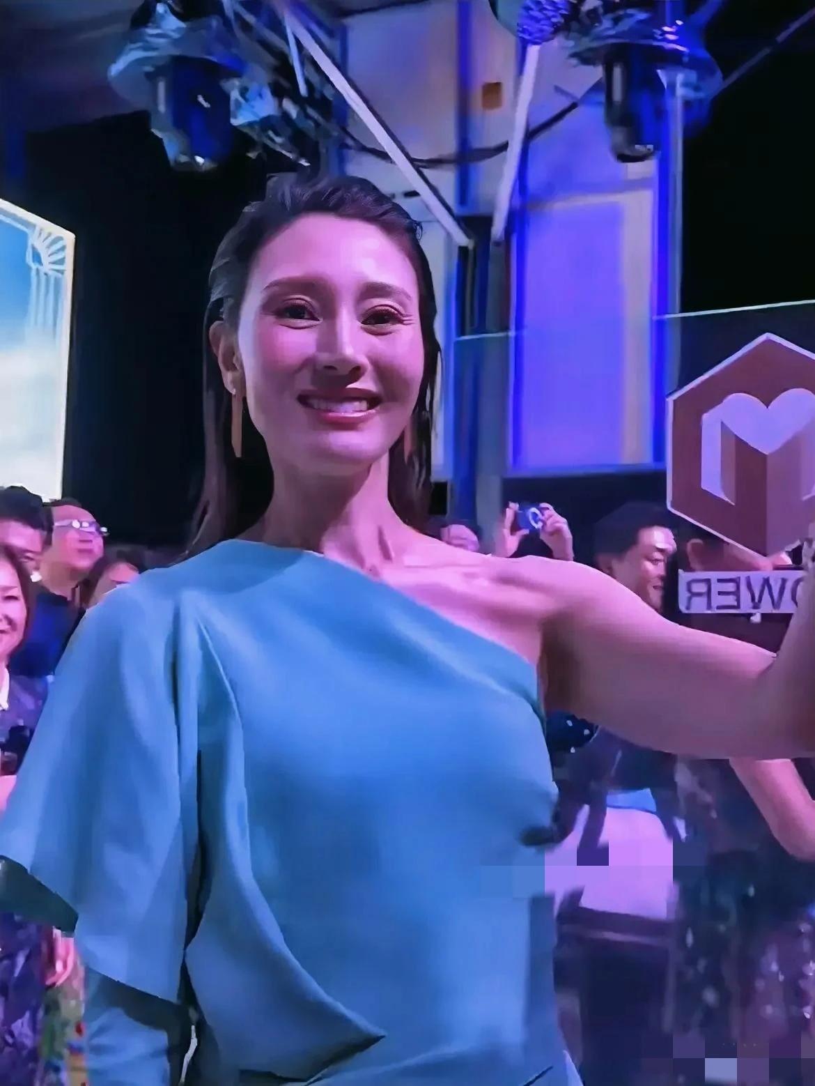 岁月到底败不败美人呢？看看她们两个就知道了！

曾经在娱乐圈以美貌风靡一时的两位