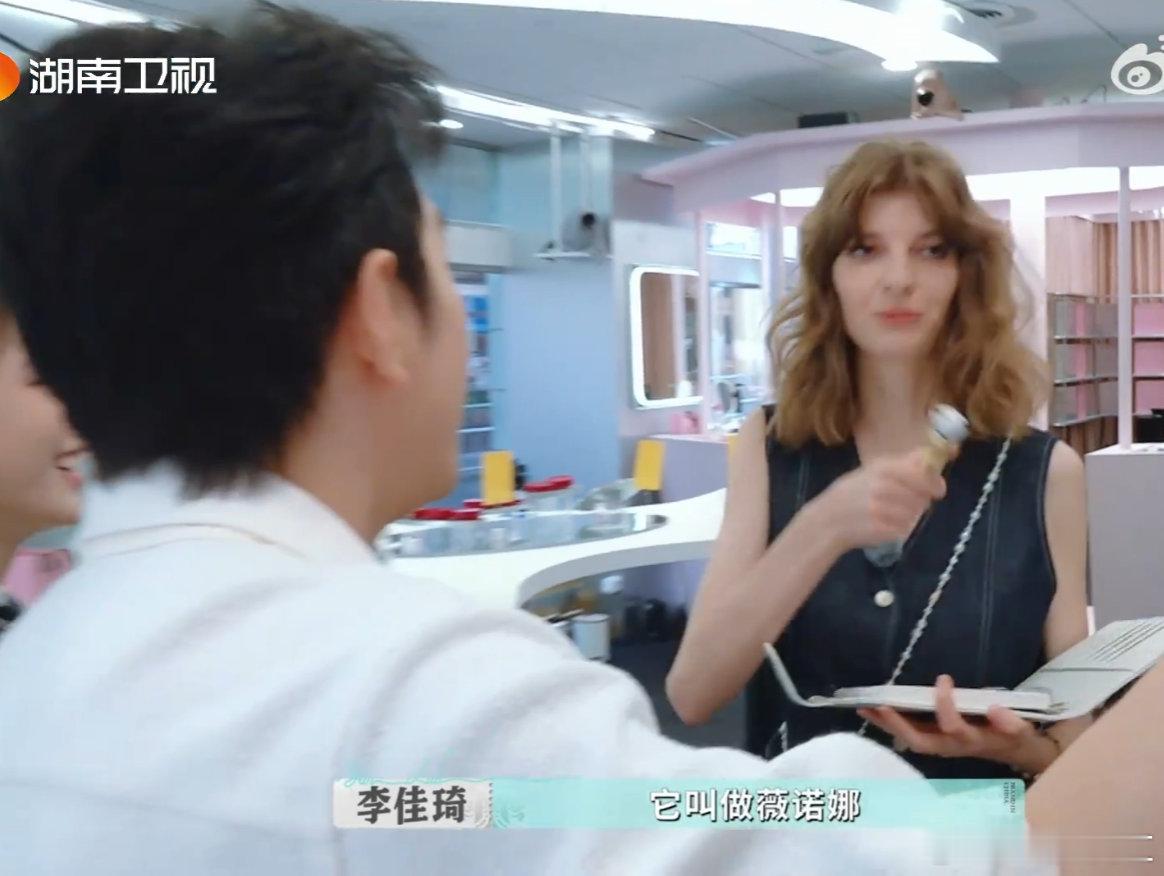李佳琦手把手教阿诺化妆谁还没看李佳琦教阿诺那一段啊！从零开始带，现在阿诺都能熟练