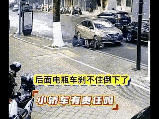 小车变道，没有打转向灯，在超车时没有看右边正常行驶的电瓶车。小车应该是有责任的