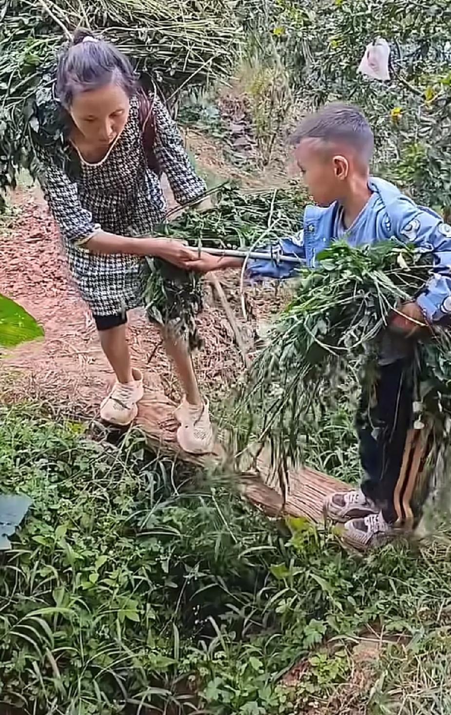 放学回家的小男孩，看见妈妈没在家，找到妈妈时，小男孩的一个举动，让旁边的爸爸瞬间