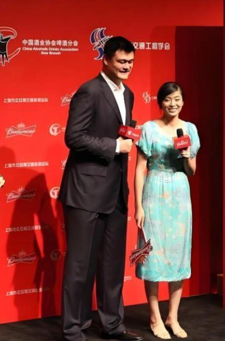 一次，有人问叶莉：“嫁给身高2米26，体重400多斤的姚明是什么样的体验？”叶莉