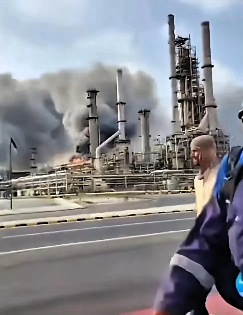 太会演了！

沙特油厂遇袭，幕后黑手一查竟是他
 
谁也没想到，沙特阿美炼油厂遇