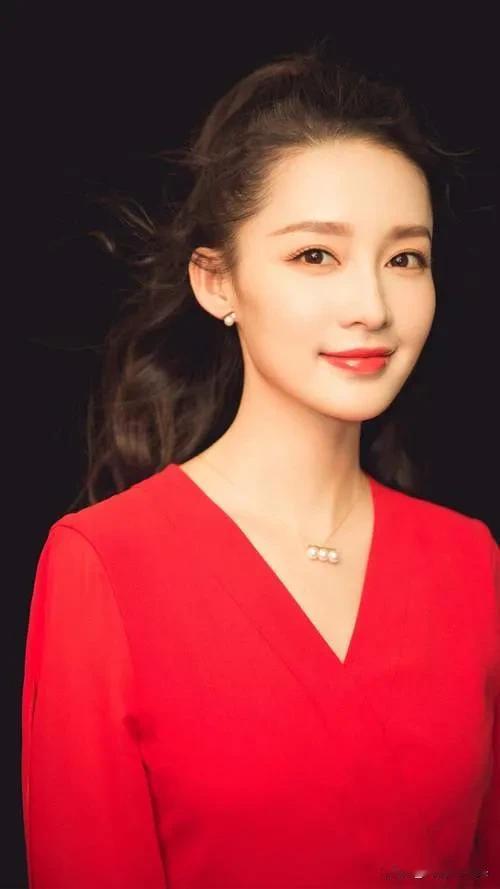 李沁这么漂亮，清纯秀丽的颜值不结婚可惜了