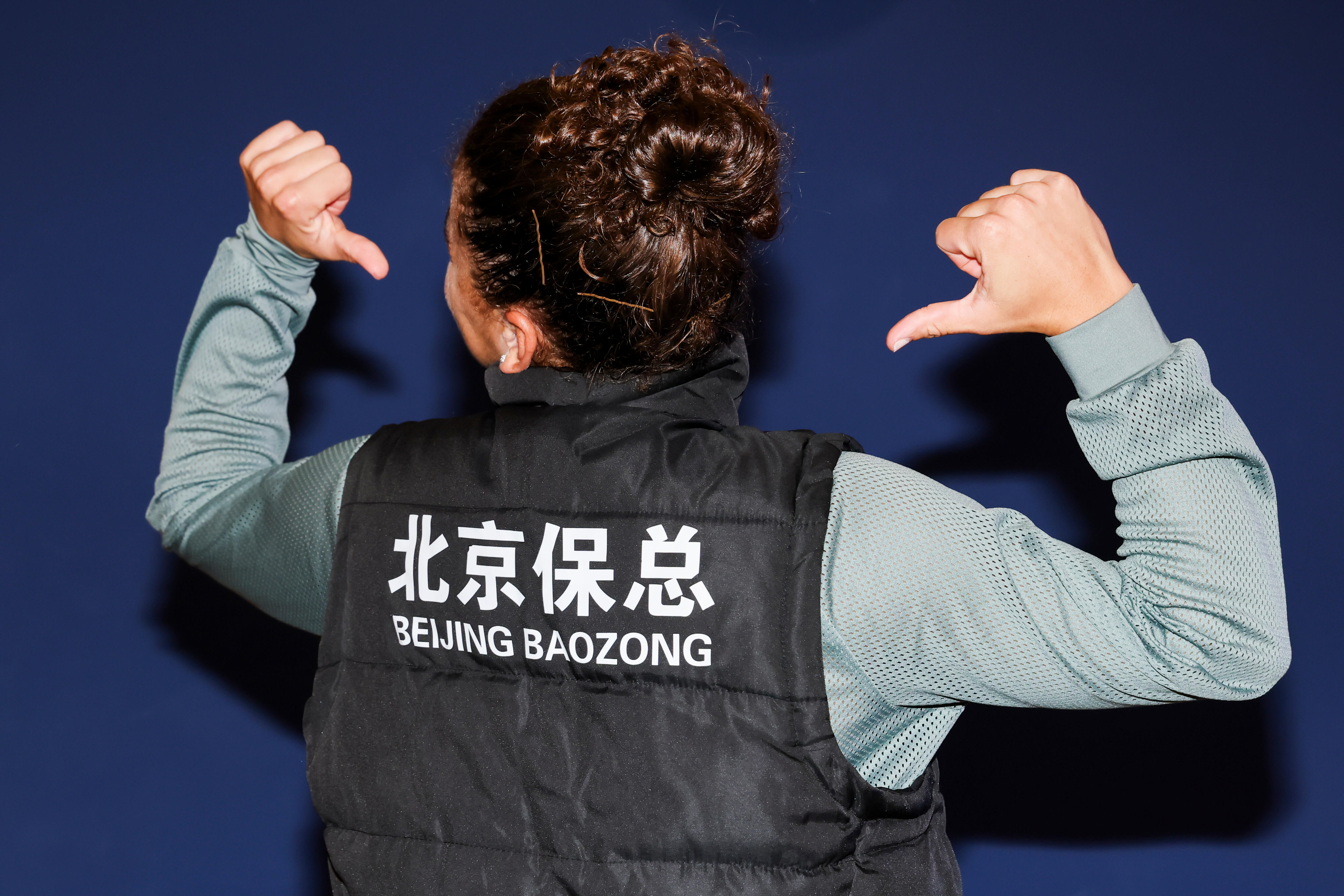 最怕本人自己玩儿梗:保总致敬自己，穿上“北京保总”马甲登场。“北京保总”真的不考