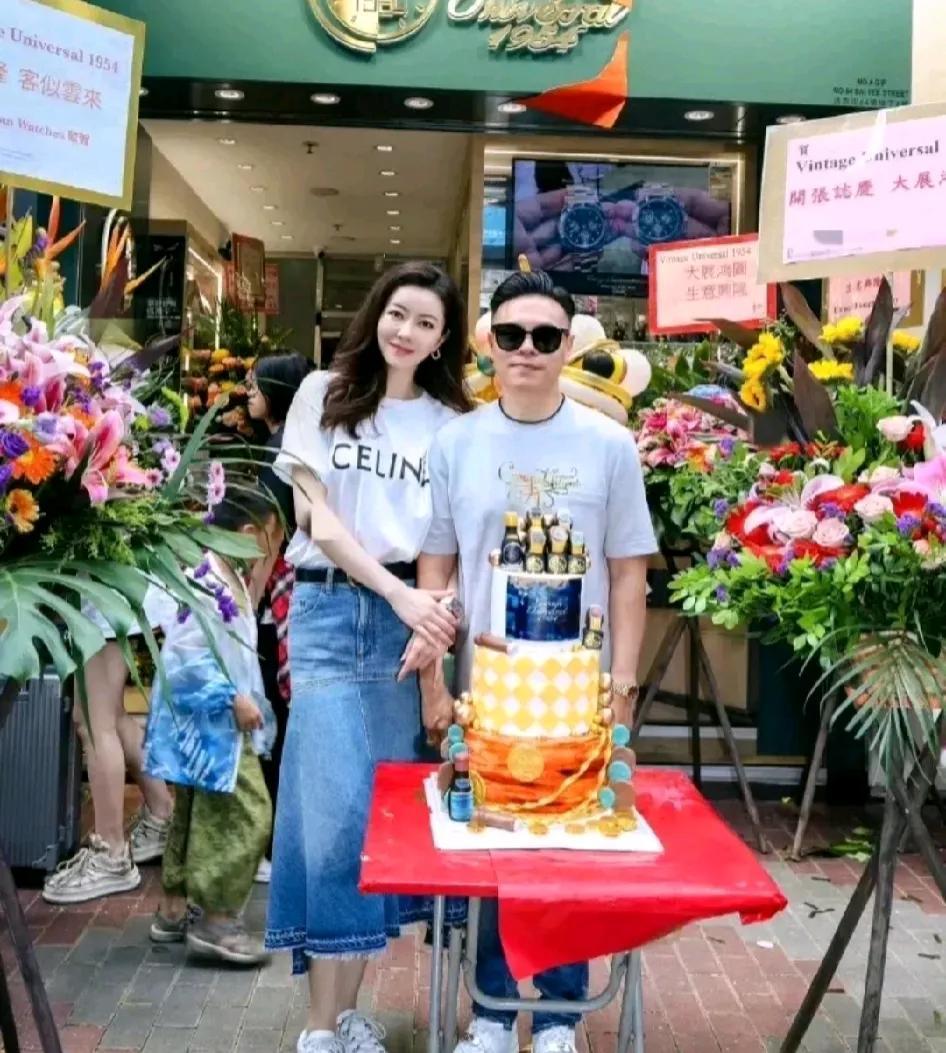 熊黛林与老公一起出现在开店典礼上
她的这一身穿搭被人说不够隆重
各位，对此你们怎