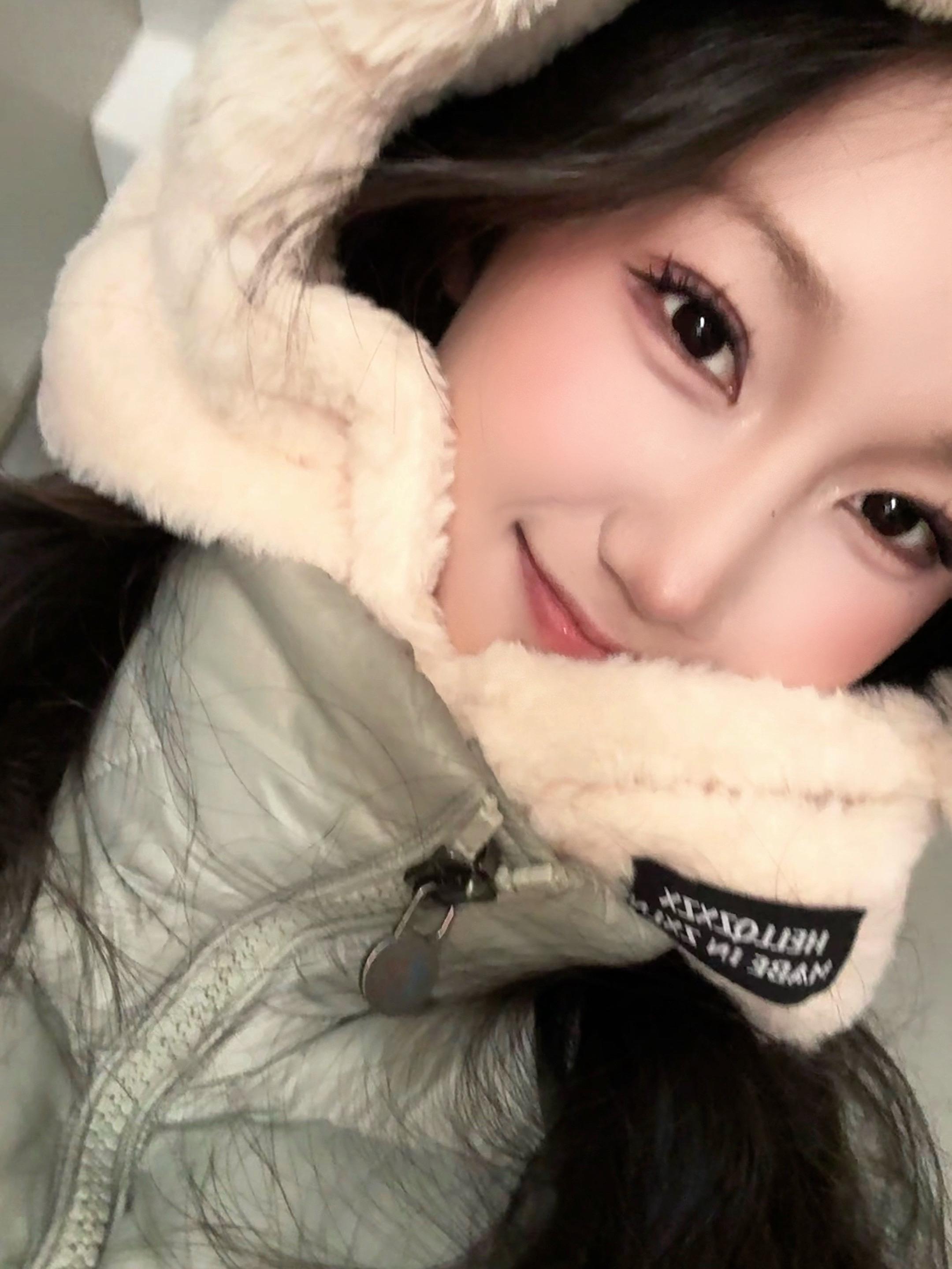 突然翻到前女友在我手机里留下的照片 她好可爱 总觉得她有点委屈 是我没...