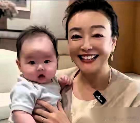 咱劝汪小菲先别急着晒娃，这孩子的脸，直接给你妈张兰“高级定制”了。 马筱梅刚放出