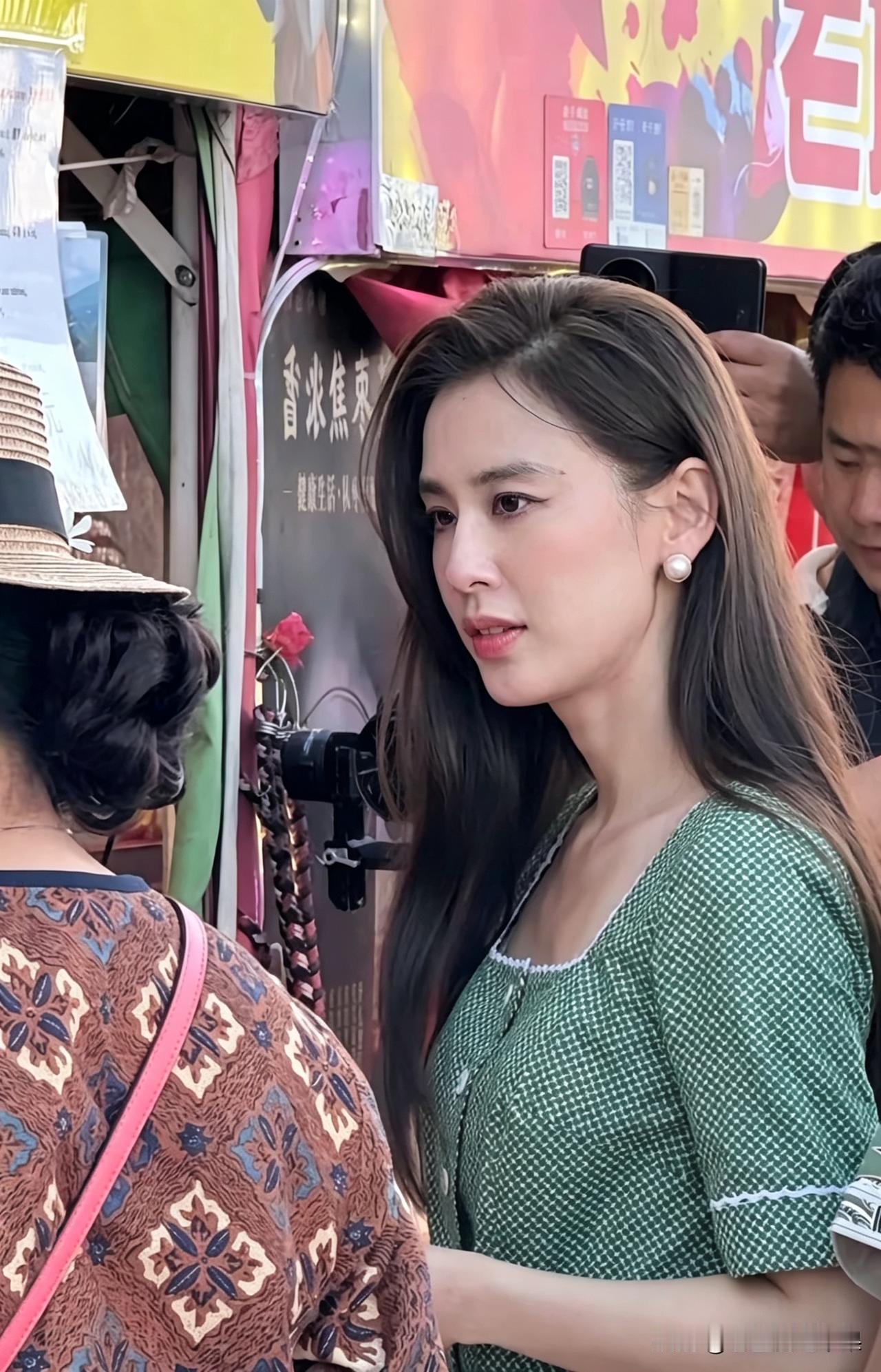 黄圣依离婚了，鲜花终于不需要牛粪的滋养了