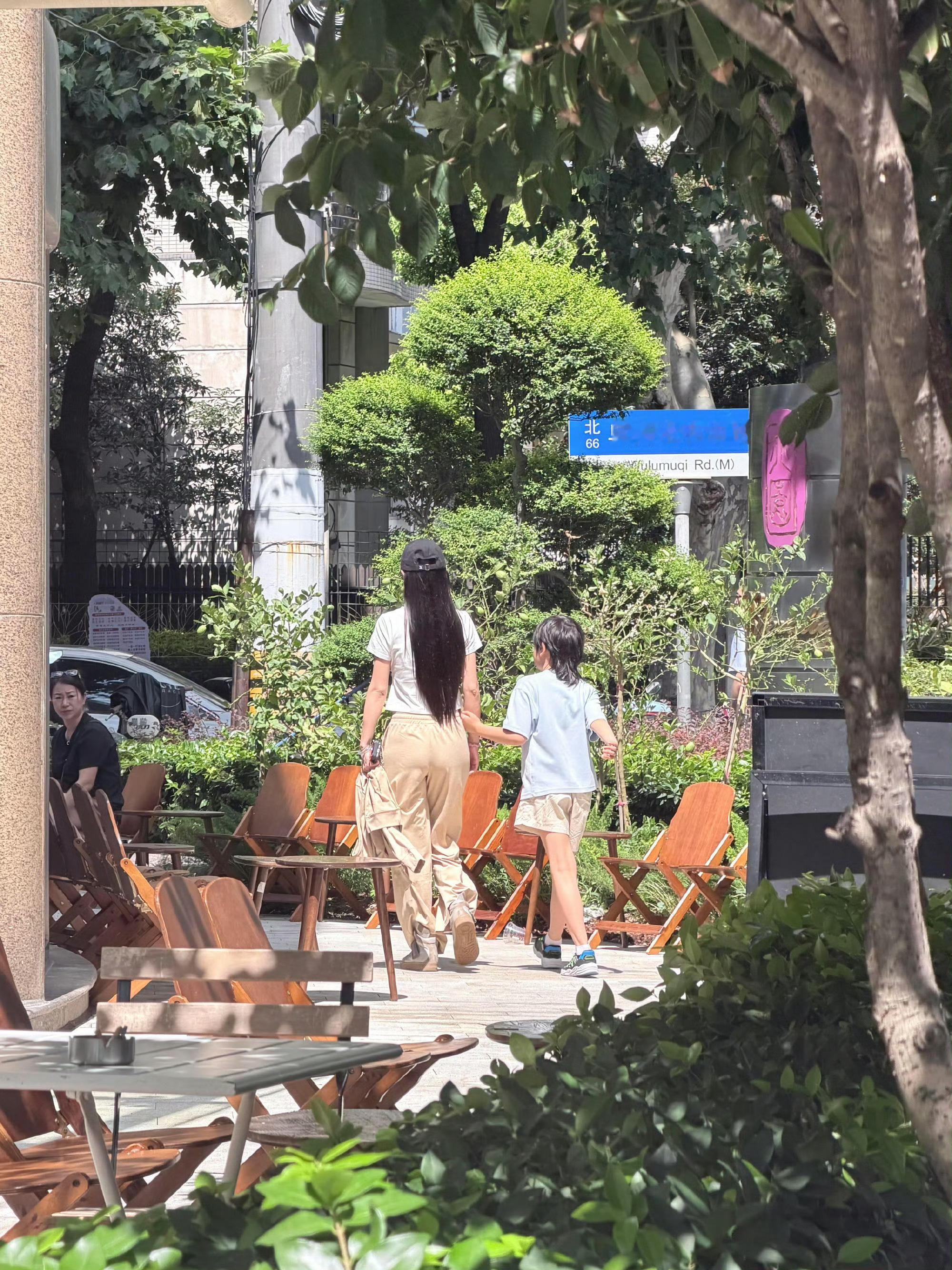 网友上海偶遇baby带着小海绵逛街！这大长腿