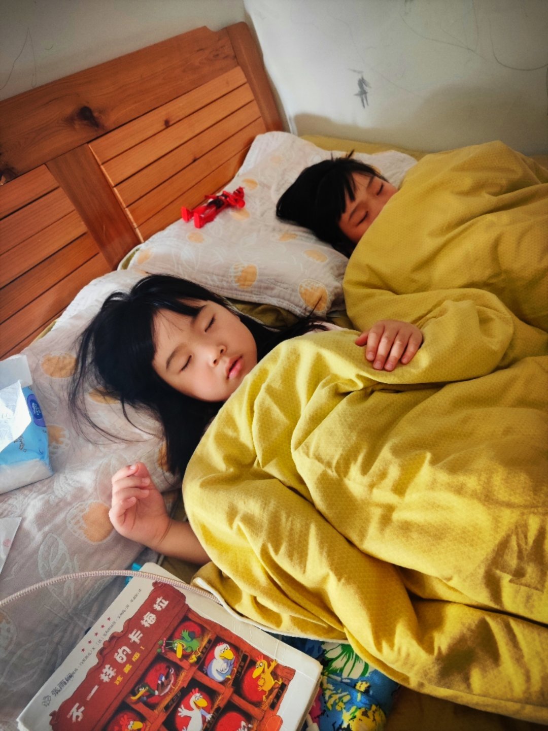 耍了一天累了，坐床边听着你们的呼吸声此起彼伏，这是最安心安静的声音琦妙依