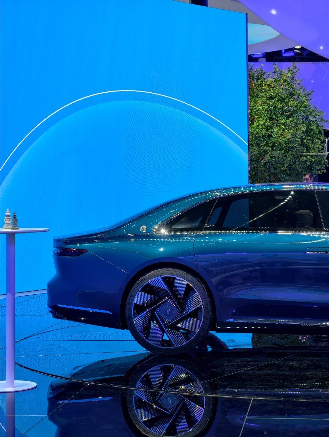 又是个有不少设计会量产的概念车应该就那啥轿车9系吧，星耀系列现在不就是竖条纹大v