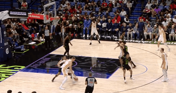 铂金在今天对阵鹈鹕的比赛中砍下30+7+4+3的表现，打出了加盟老鹰以来最佳的一