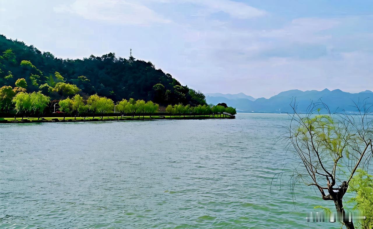 宁波的小普陀，又名霞屿，位于东钱湖中心，是东钱湖旅游度假区的主要景区之一，具有深