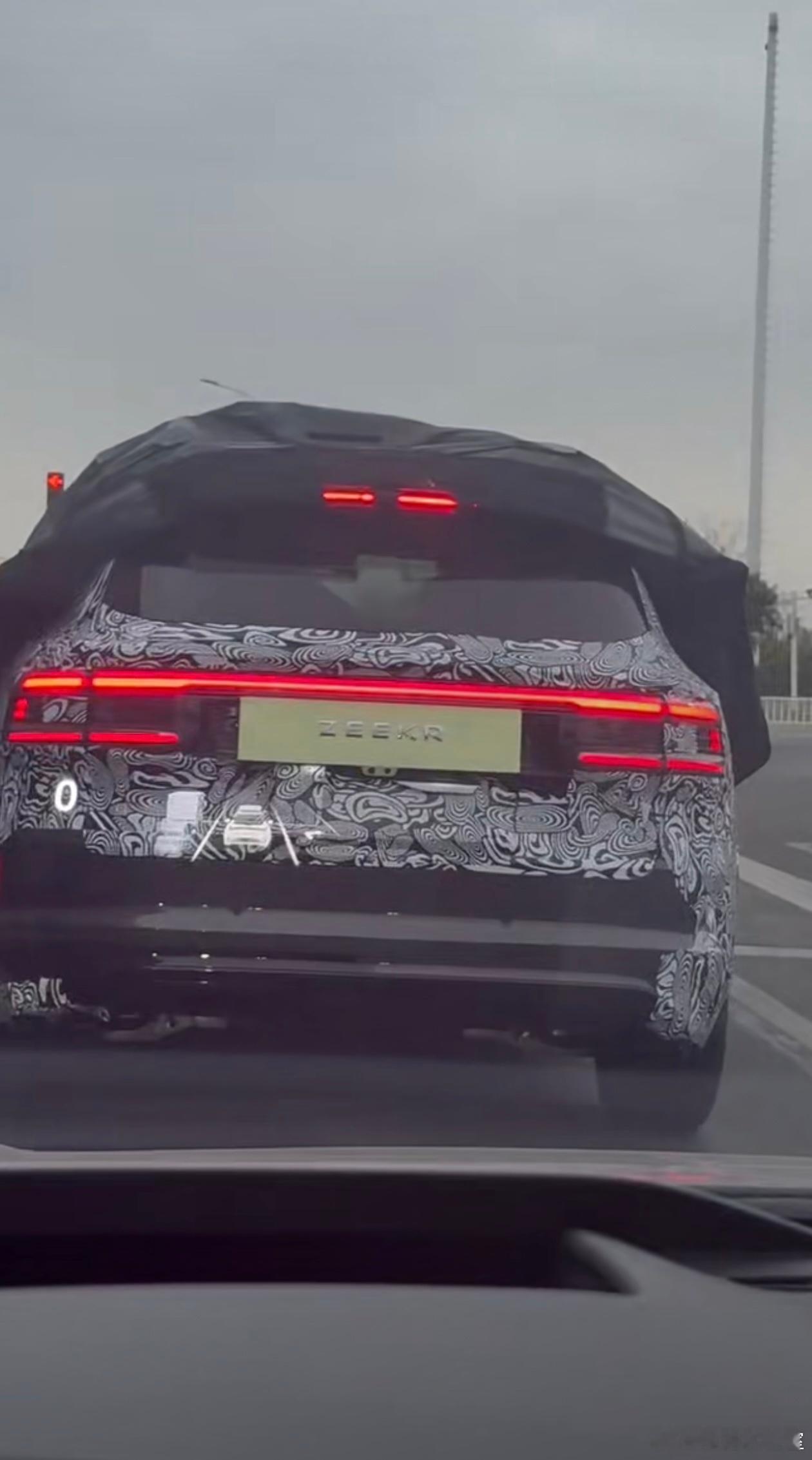 这应该就是极氪8X的屁股设计了大家觉得符合预想吗？极氪