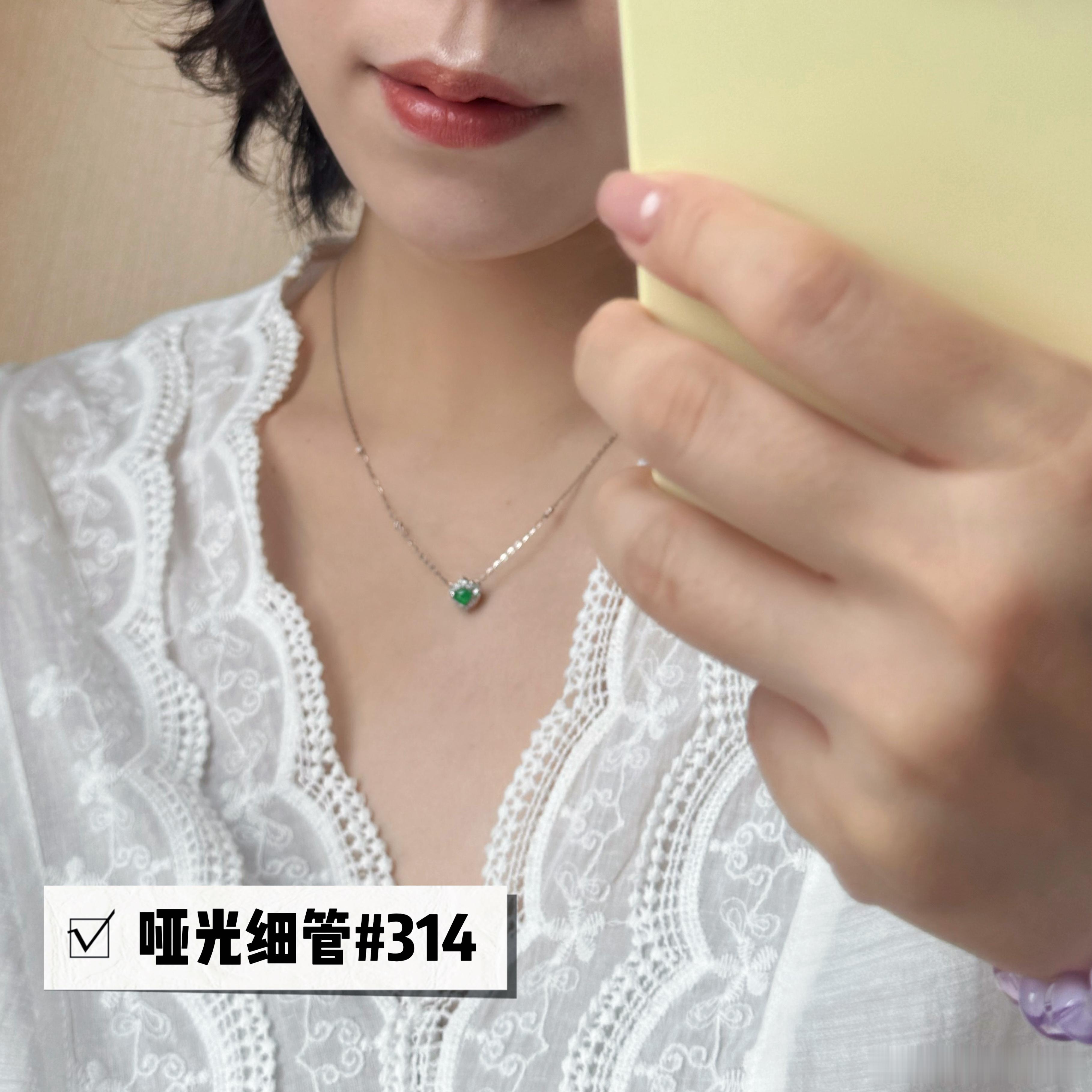 口红上了哈。拍了两张实拍，这两只颜色就是单独涂都好看，然后口红淡了，随便叠一下也