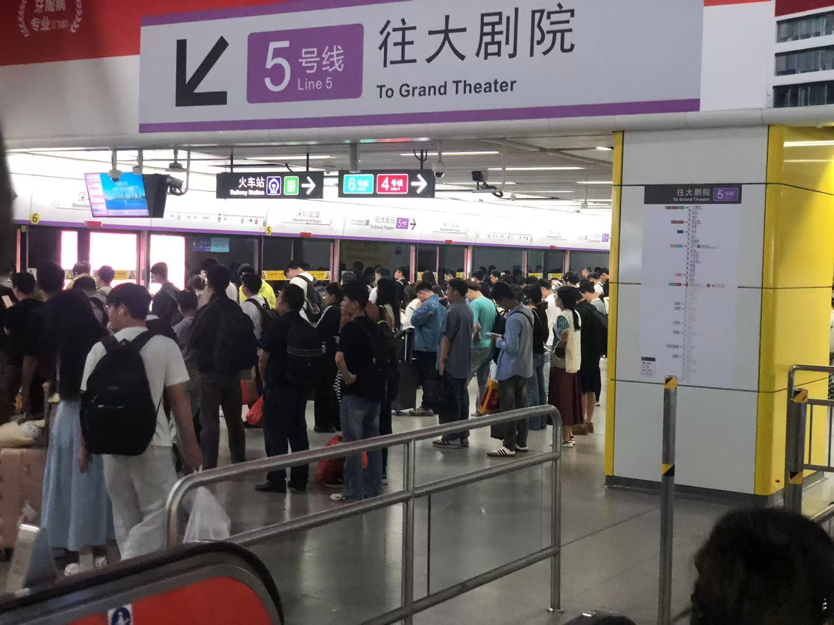 听听温特怎么说  快凌晨一点的深圳北地铁站人流，都是赶着回来明天上班或者上学。后