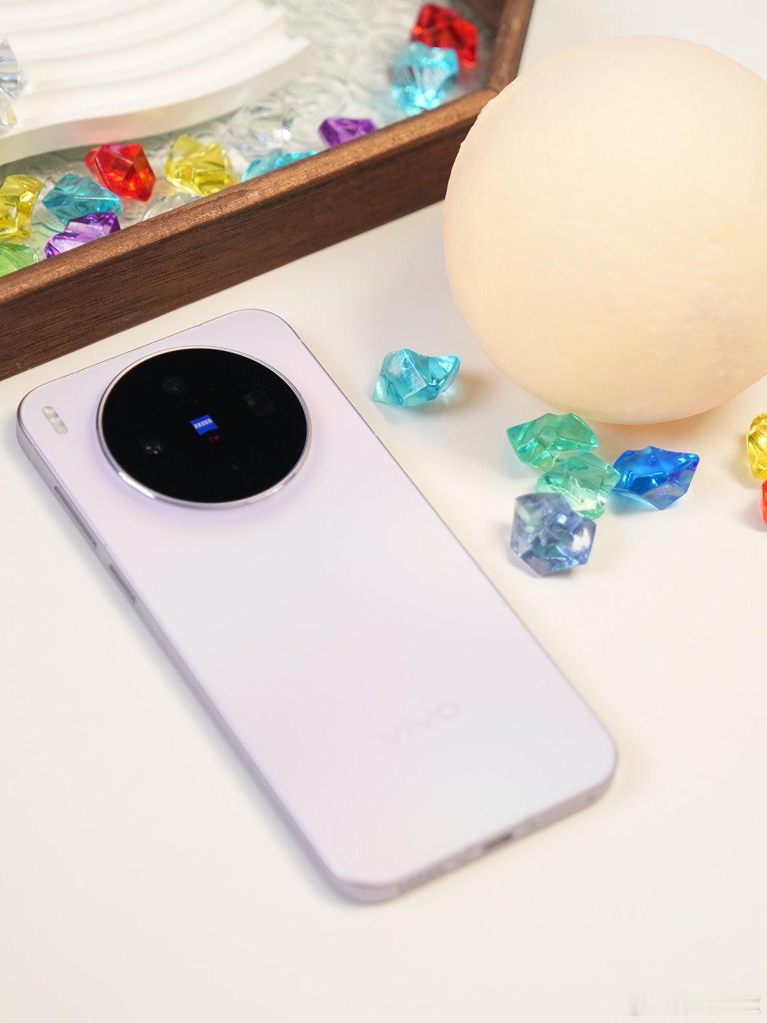 vivo X300s梦核紫，磨砂质感细腻柔和，低饱和梦幻紫不艳不俗，完全不留指纹