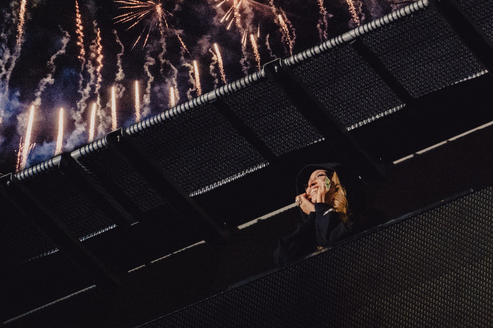 年度照片：Beyoncé 45日生日在JAŸ-Z 伦敦演唱会观众席当中，望着先生