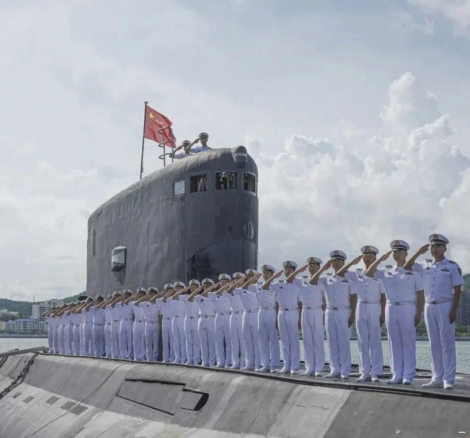 南海636M在八一建军节出镜：根据公开资料，中国海军共有8艘636M型、2艘63